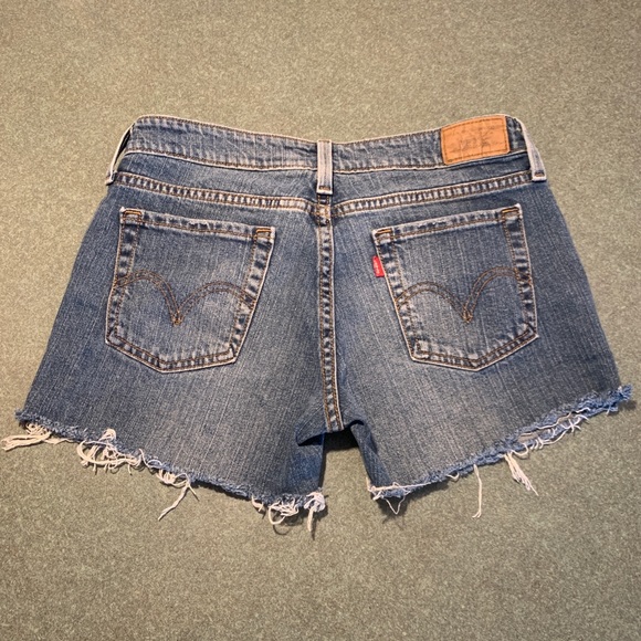 Vintage Levi’s jean shorts - Picture 7 of 7